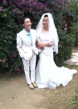 新娘穿着婚纱搞笑句子大     ：婚礼上的幽默子与婚纱照趣事