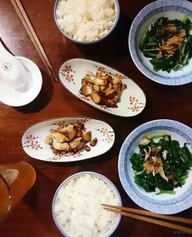 美食分享攻略：朋友圈独特用餐文案，提升社交魅力与美食体验