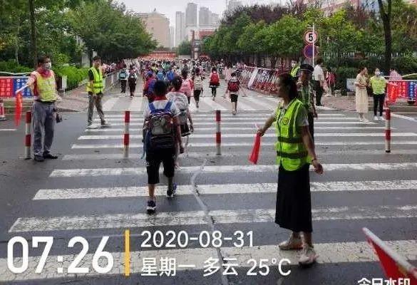 爱心斑马线打卡地：浪漫马路拍照新热点