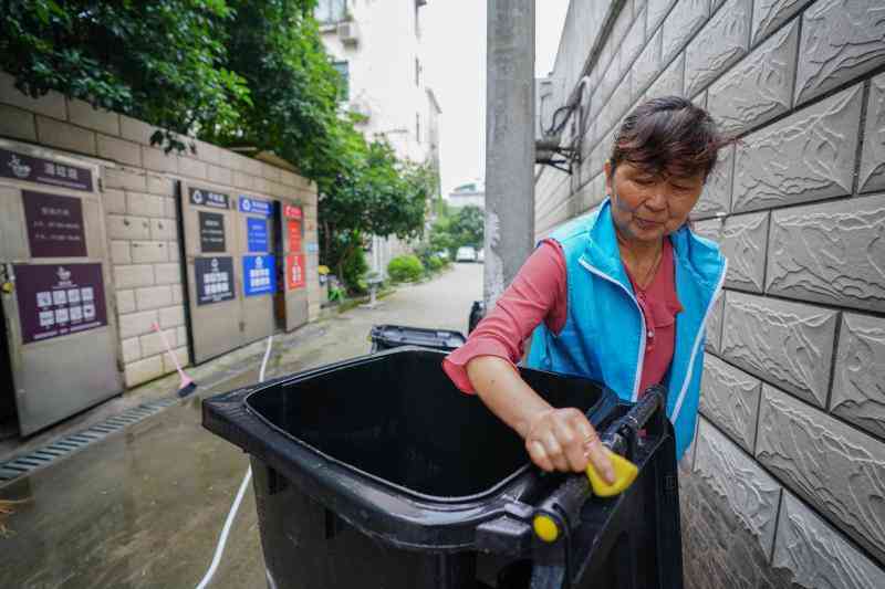 上海工伤认定咨询电话：官方查询网及上海市工伤认定电话