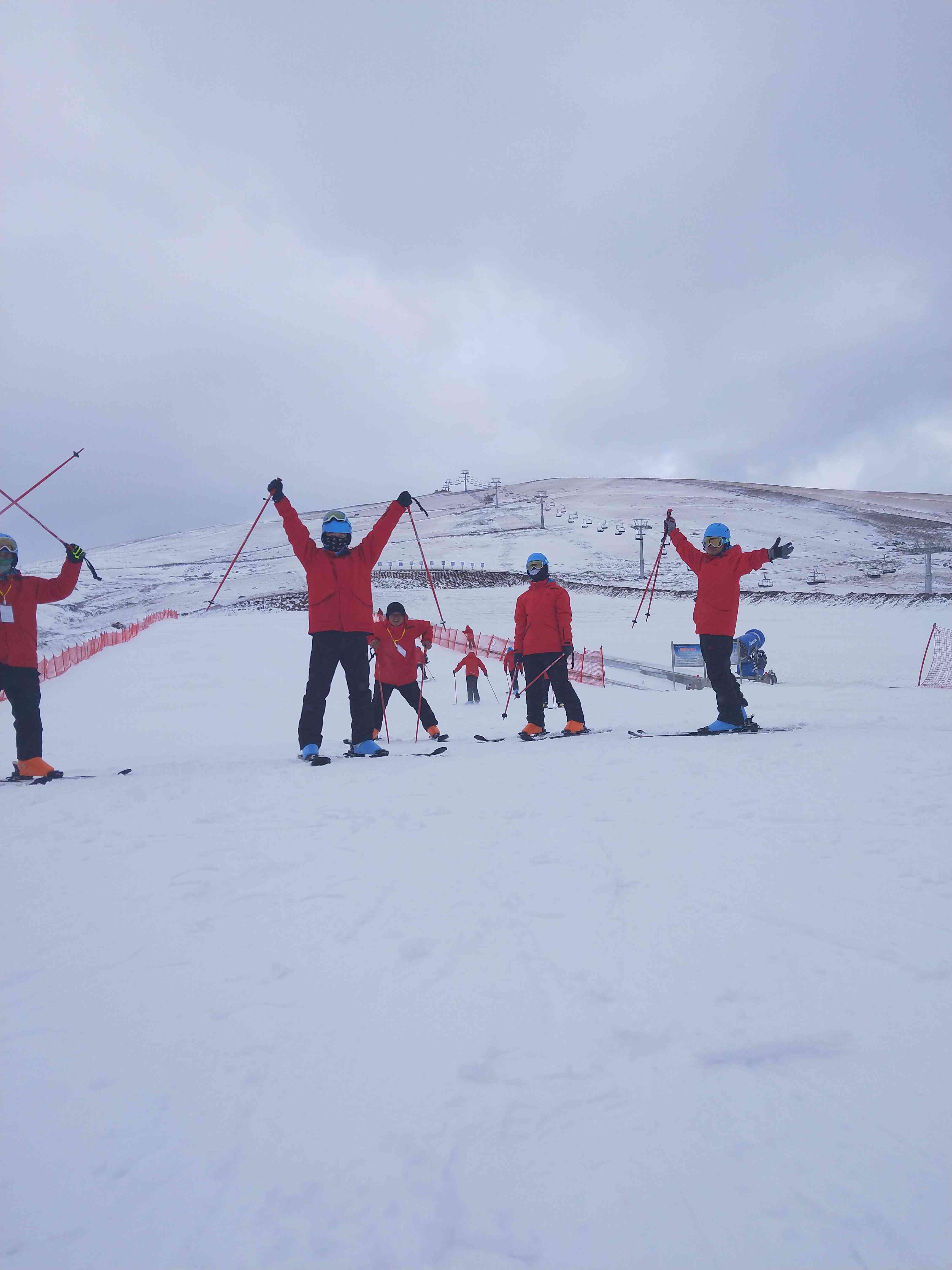 中国雪人次与雪场数据：冰雪运动场冰雪活动统计报告