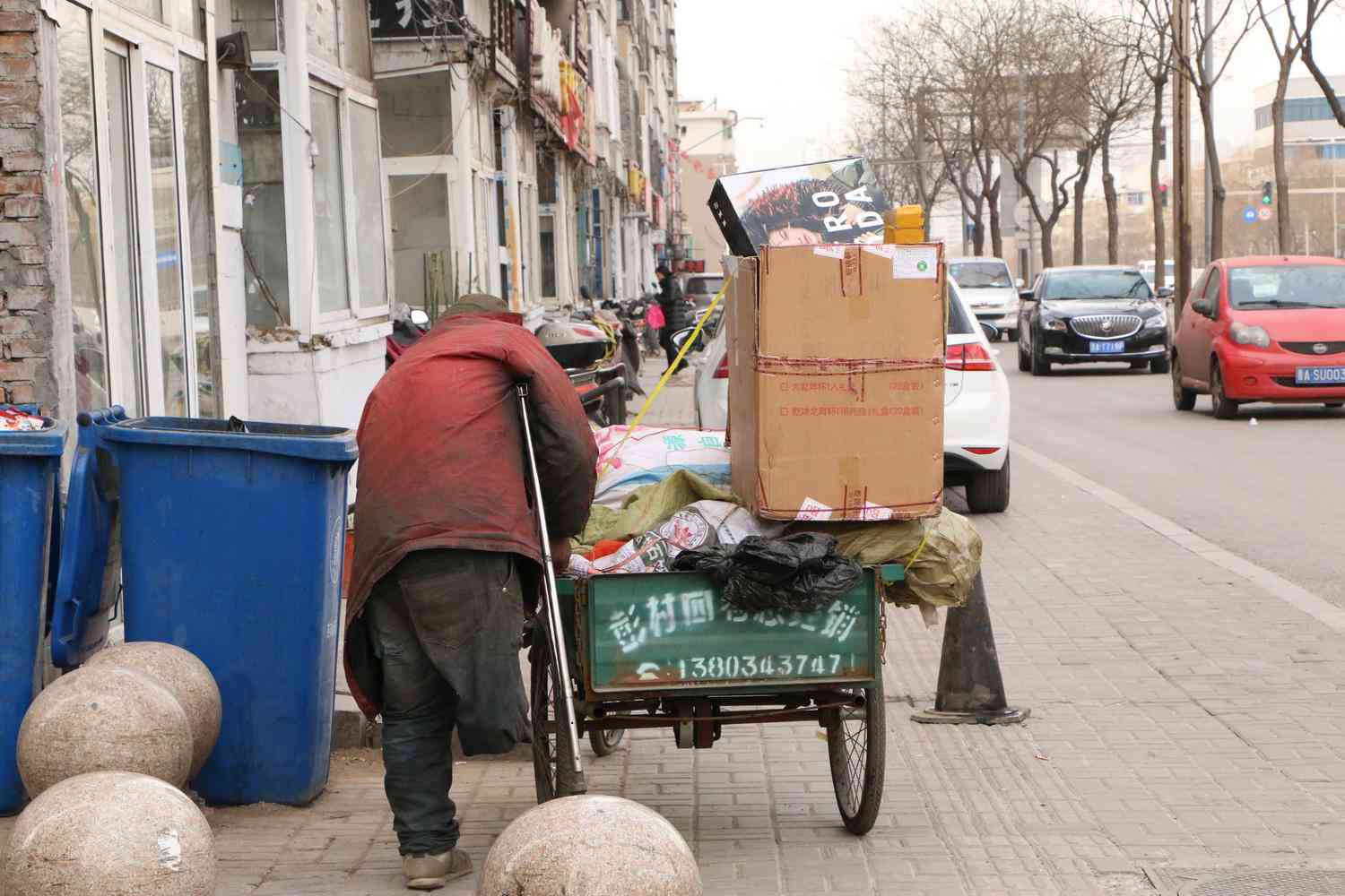 超过61岁是否可以申请工伤认定及赔偿：法律角度的认定解析