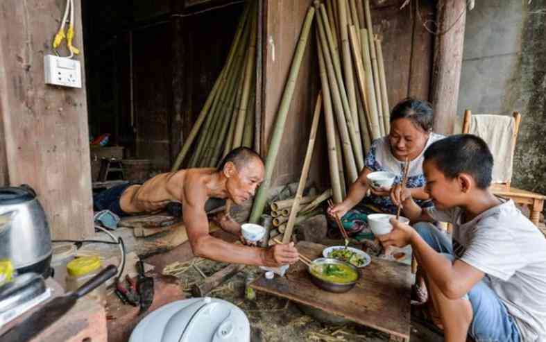 67岁以上工伤伤残赔偿标准：怎么计算多少补助与赔偿细节-67岁工伤受伤怎么赔偿