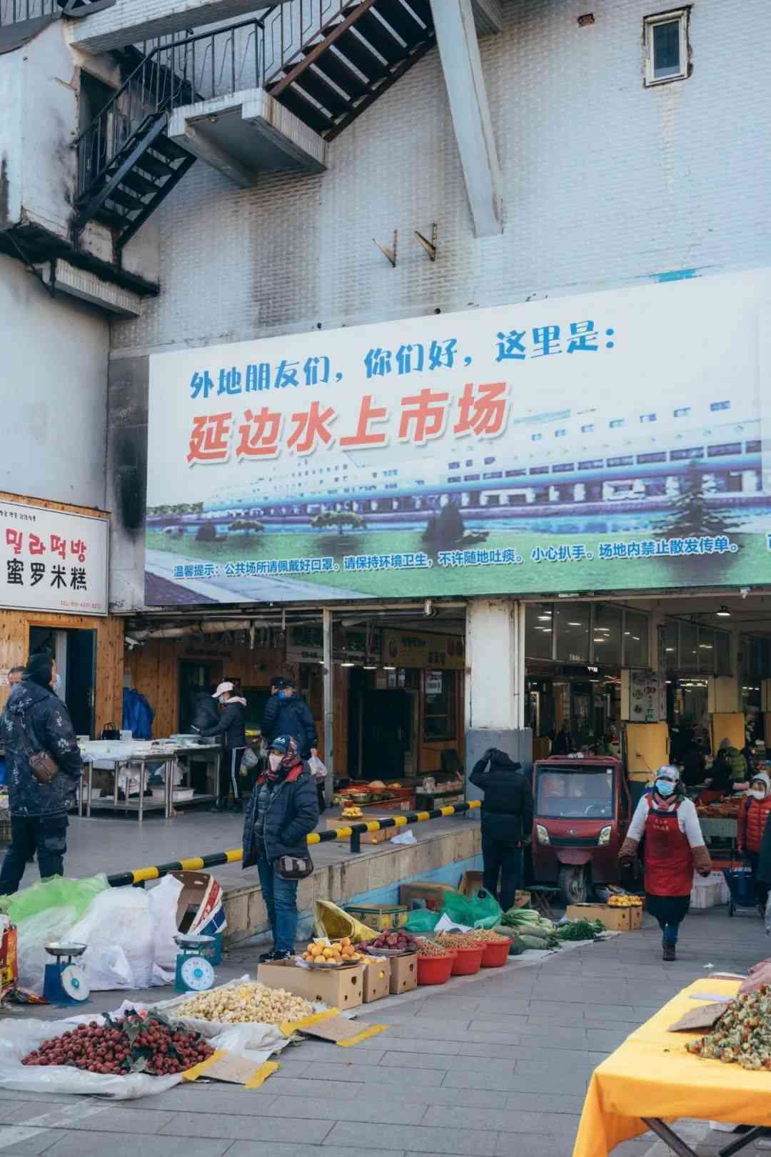 美食之旅：旋转餐厅打卡新体验，朋友圈独家分享