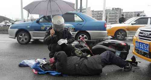 上海快递员遭遇车祸：事故详情、伤者状况及行业安全状况调查