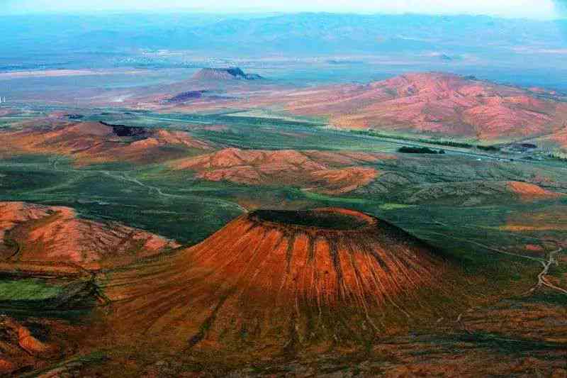 火山的文章：详述火山爆发与描写火山景观的600字作文