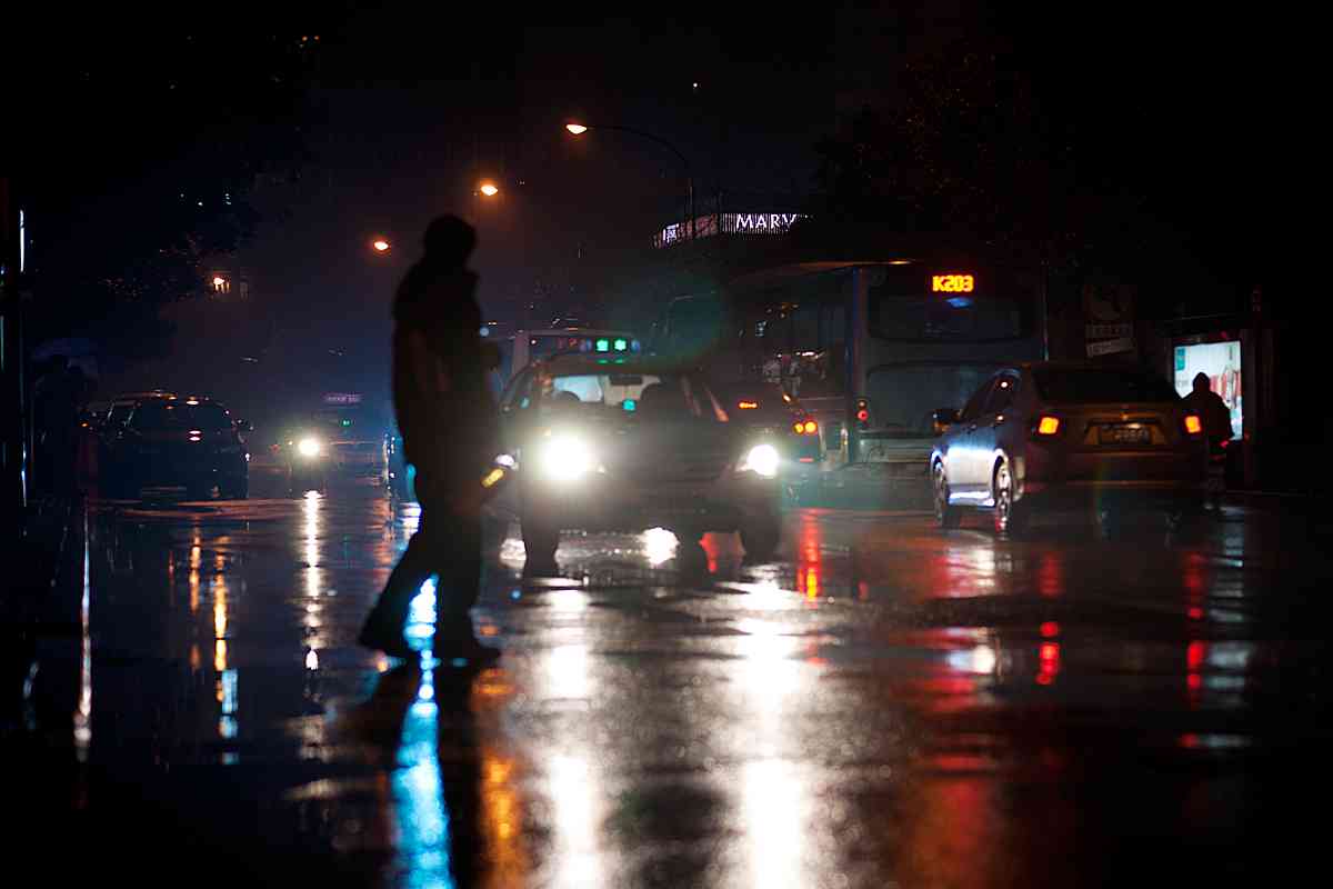 夜归途中的雨幕：下班路上的不期而遇