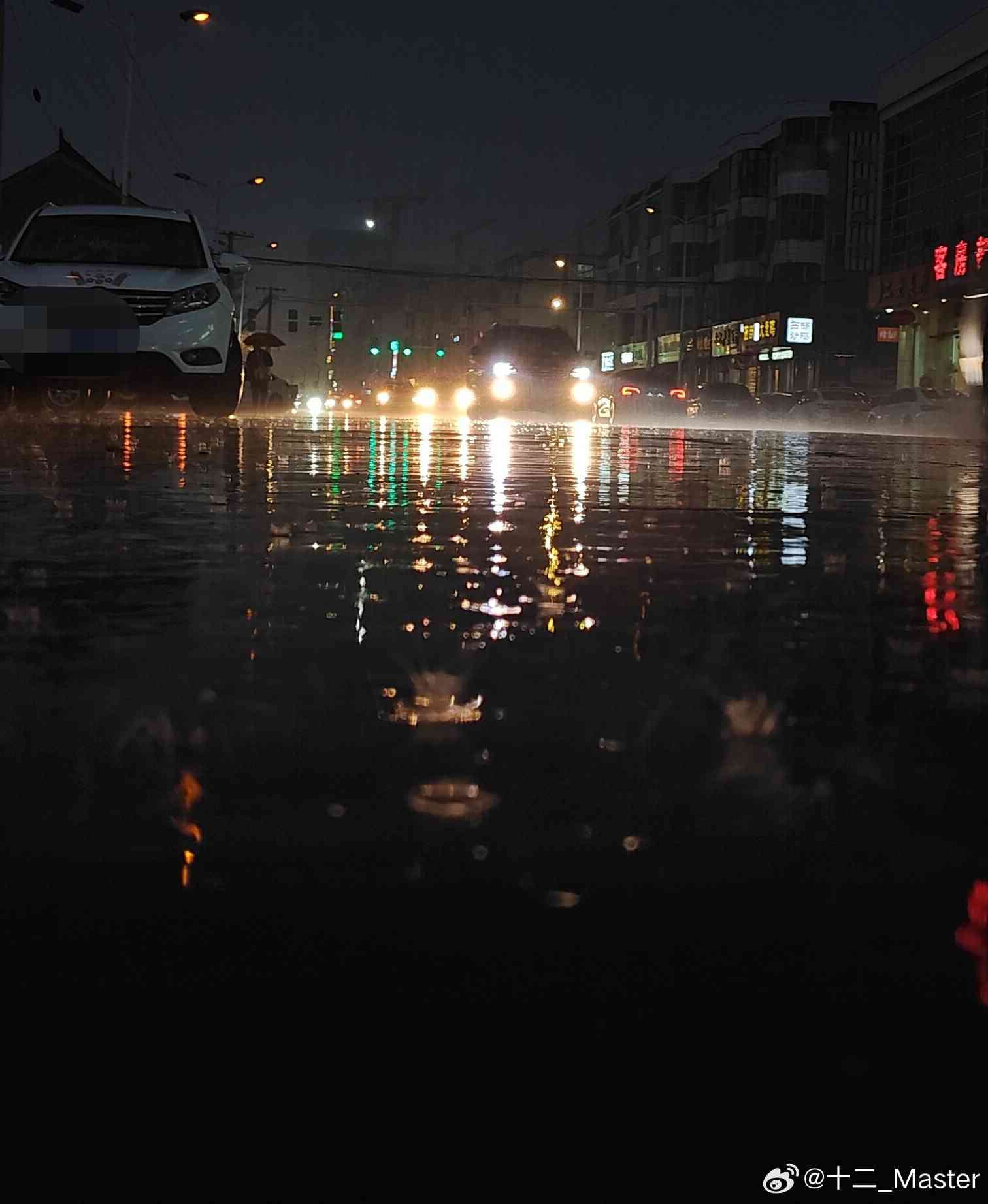 夜归途中的雨幕：下班路上的不期而遇