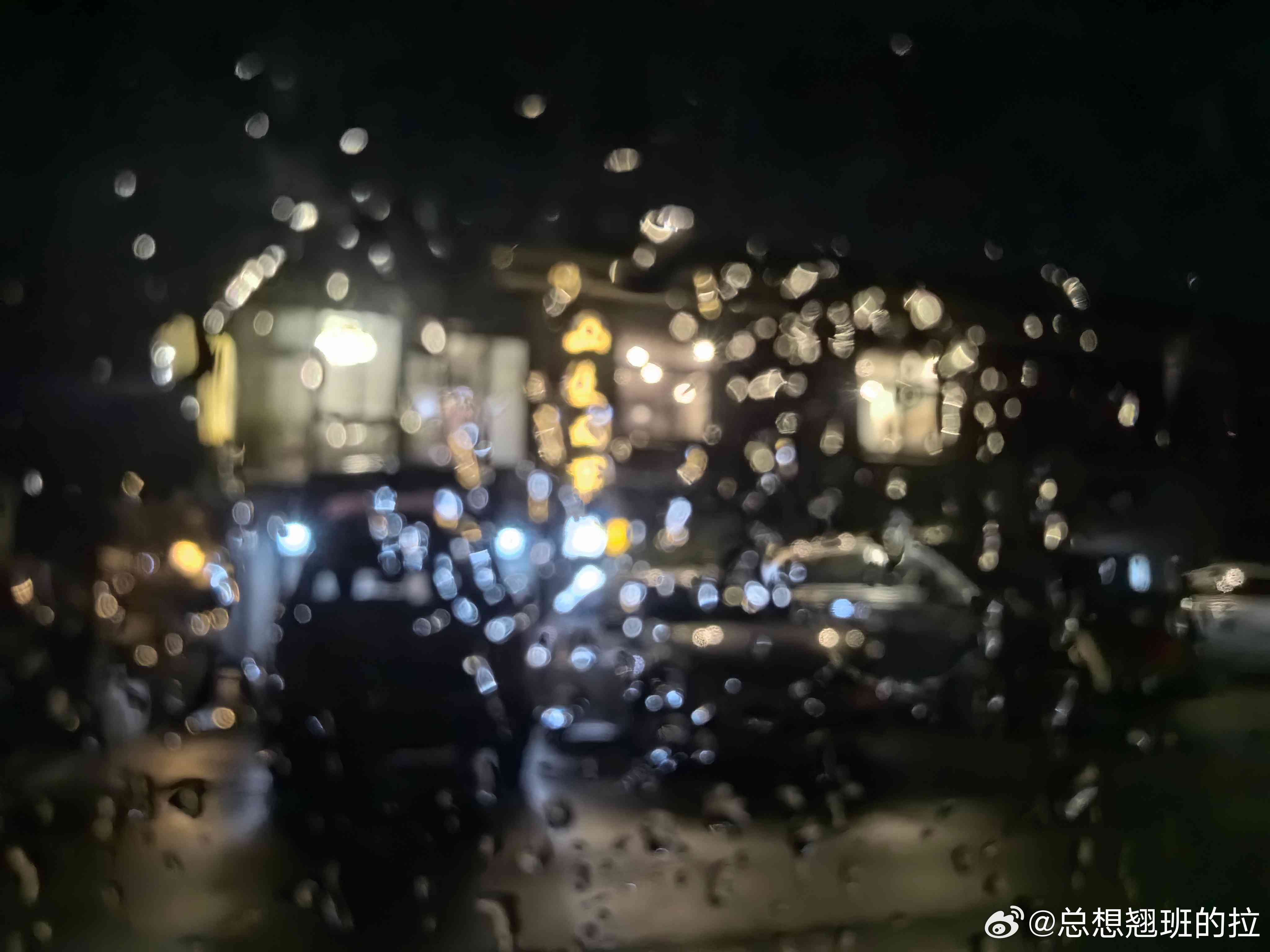 夜归途中的雨幕：下班路上的不期而遇