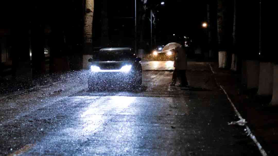 夜归途中的雨幕：下班路上的不期而遇