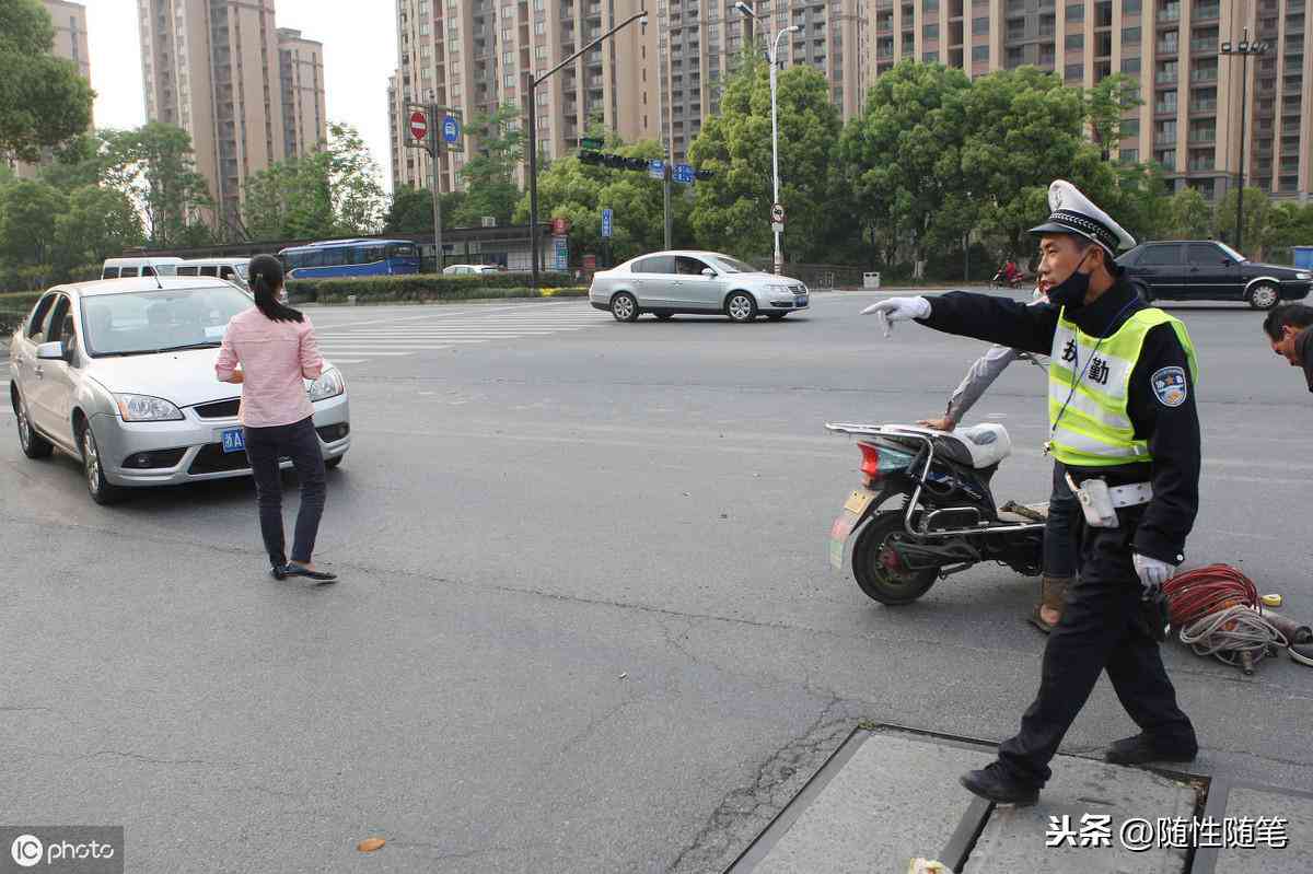 下班后车祸认定工伤：下班途中车祸如何算作工伤及赔偿标准