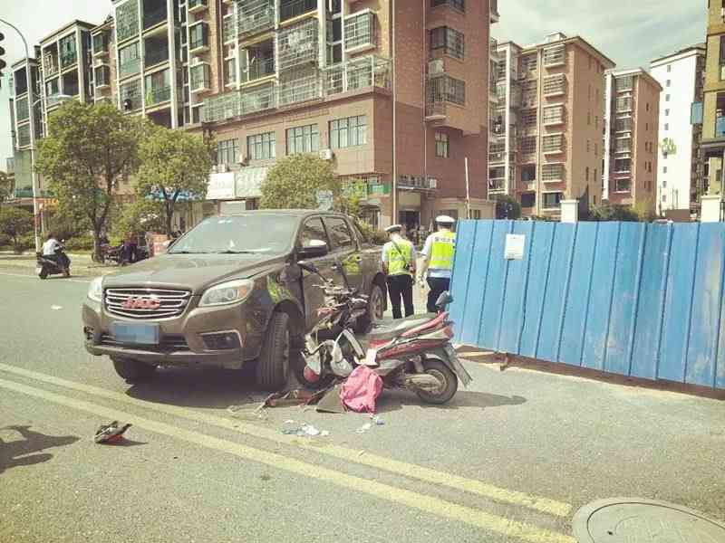 '上下班途中遭遇接送孩子事故，交通安全引关注'