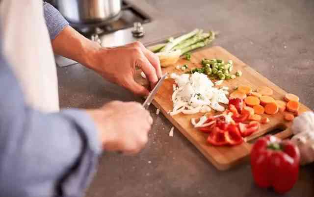 探讨家常烹饪是否触犯法律：做饭真的违法吗？