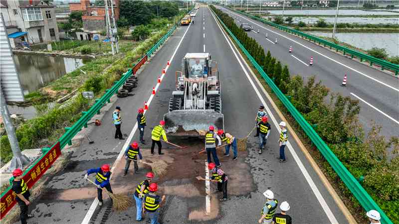 '突发：某地公路重大交通事故紧急救援中'