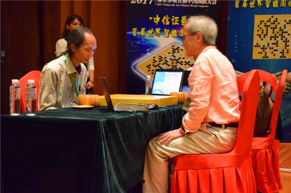 AI棋手迎战退休老人：幽默搞笑对决解析与精彩瞬间回顾