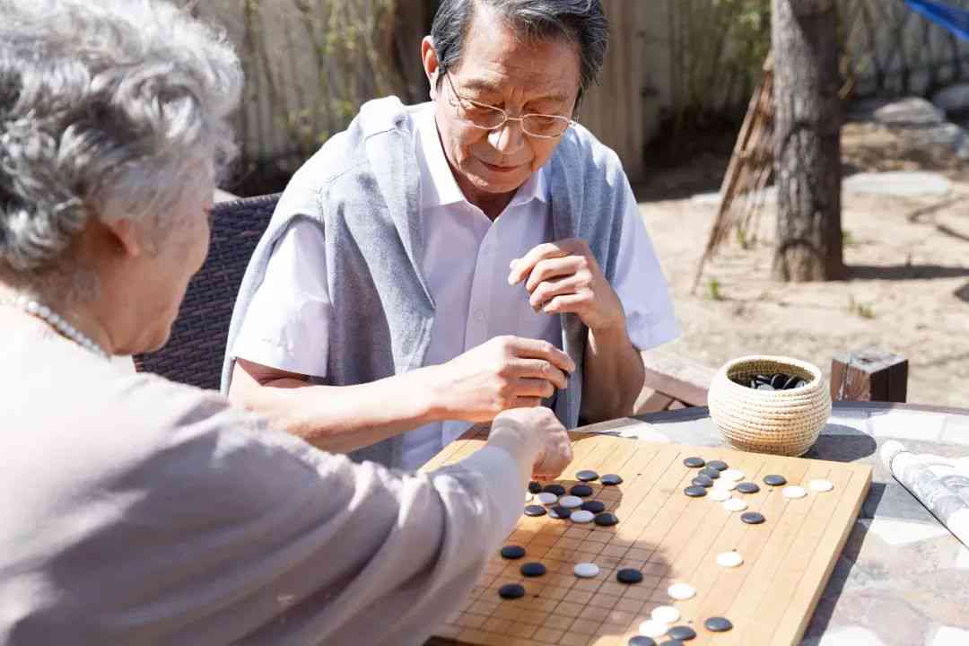 与老人下棋导致其离世，法律责任与道德考量全解析