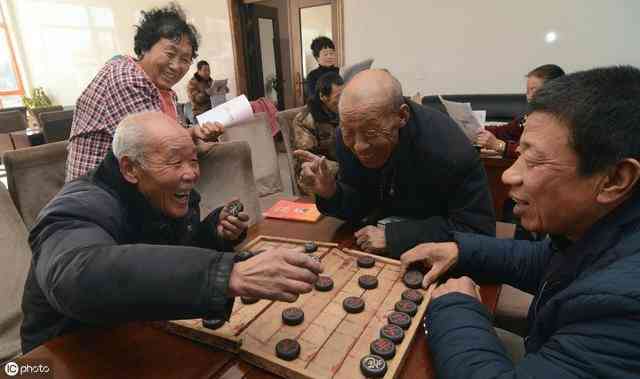 与老人下棋导致其离世，法律责任与道德考量全解析