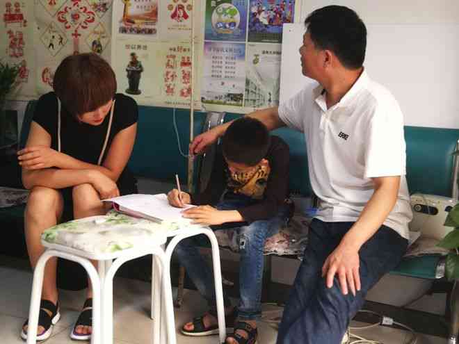 边输液边写作业的说说：小学生孩子打吊瓶写作业照片及朋友圈分享