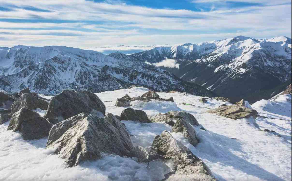 ai绘画雪山文案怎么写好看：简洁又吸引眼球的撰写技巧