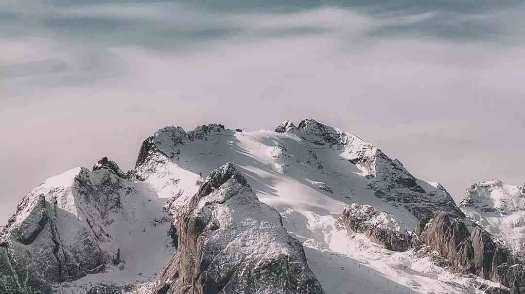 ai绘画雪山文案怎么写