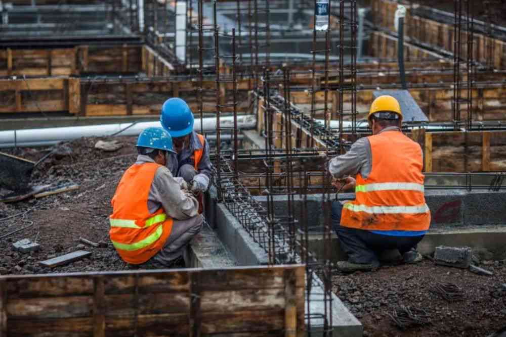 在建筑工地受伤算不算工伤：工伤保险及赔偿标准详解