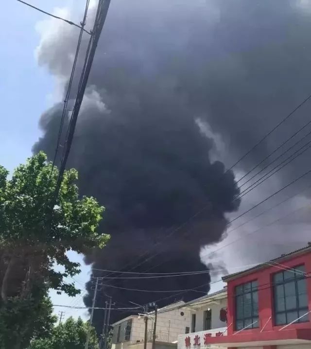 室外发生火灾时应该怎么做：防护与防范措及浓烟环境下的安全行动指南