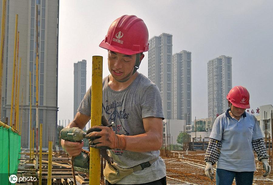 工地打工生活全解析：工作内容、生存状态与职业发展路径揭秘