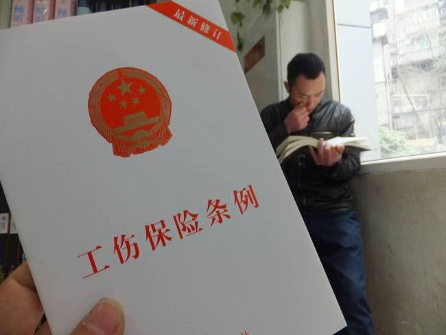 碰掉一个牙齿认定工伤：伤残级别及赔偿金额解析