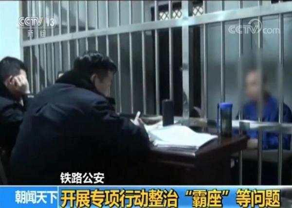 '福建见义勇为男子误伤他人遭拘留引热议'