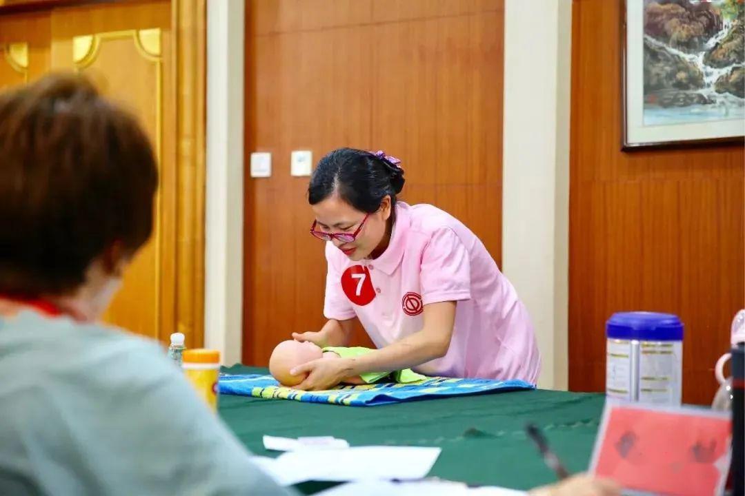 婴儿护理职业等级解析：从初级到高级育婴师资格认证全攻略