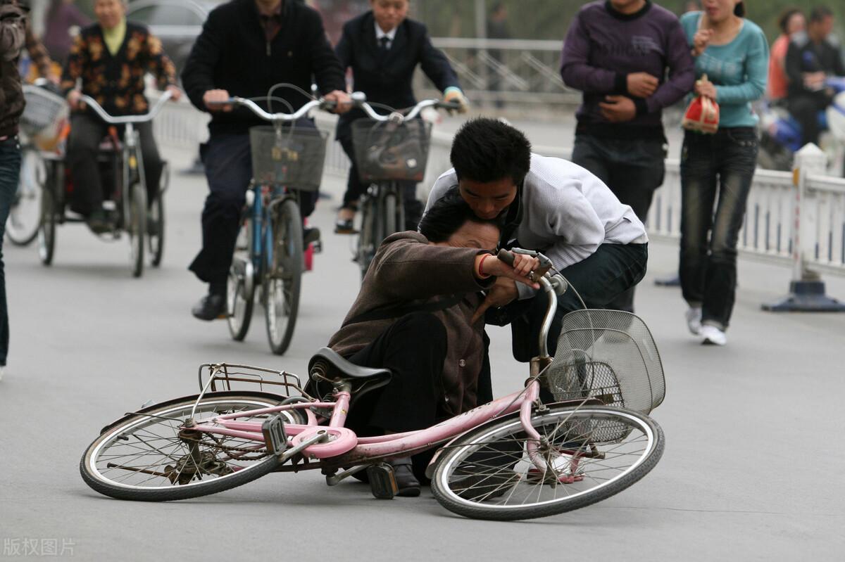 工伤认定详解：能否在户所在地办理，及相关认定流程与地点选择指南