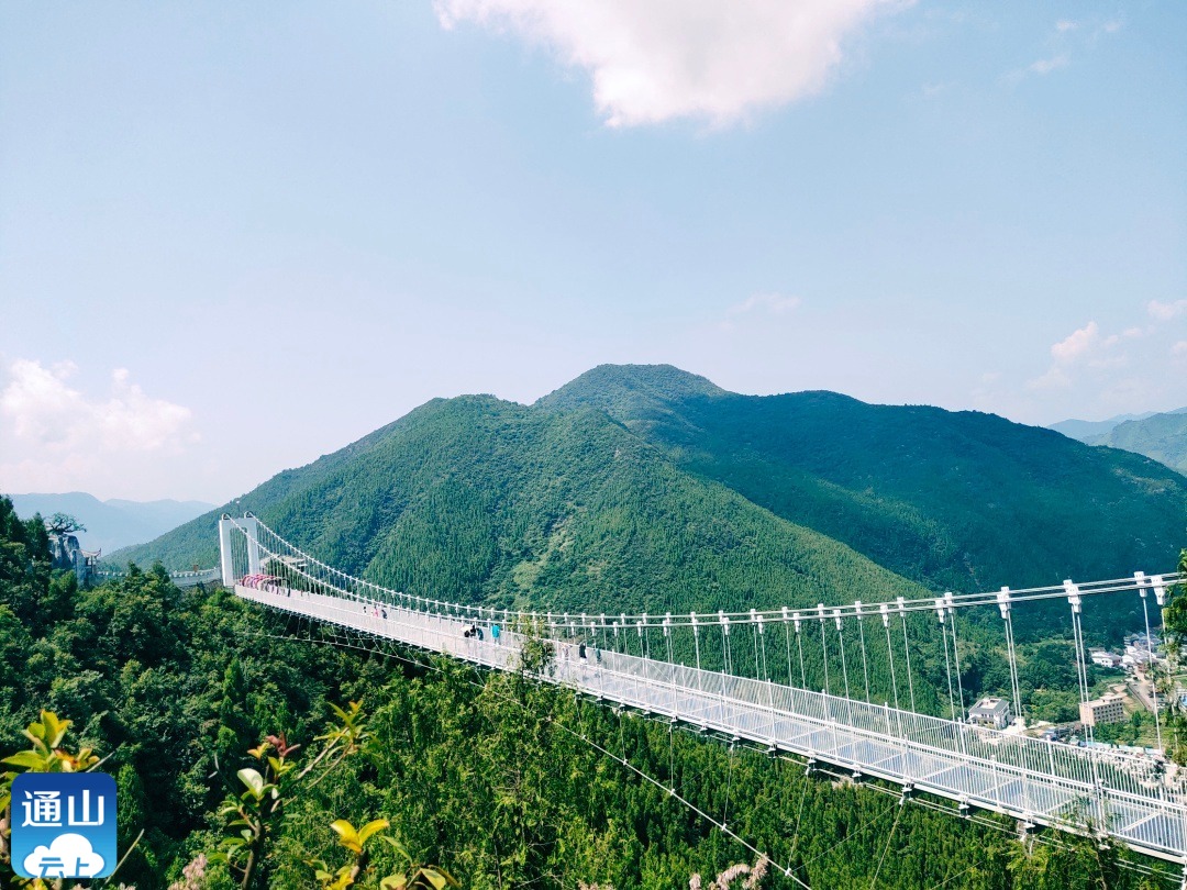 龙隐山旅游度假风景区位于隐水洞高速入口处,与国家4a级旅游景区隐